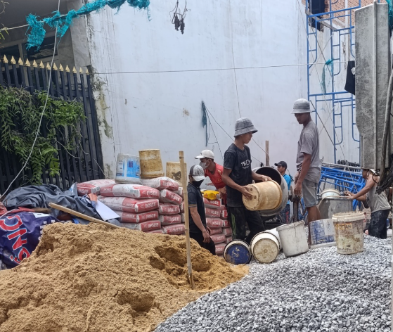 Trộn bê tông thủ công tại công trình