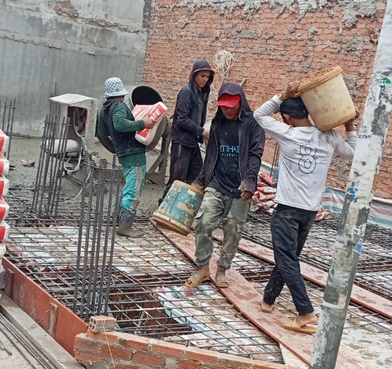 Trộn bê tông thủ công tại công trình